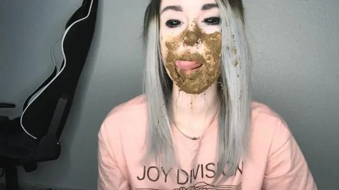 Shitting and smearing on gaming chair XD FullHD 1080p (DirtyBetty /  2018) 724 MB ScatVip.com