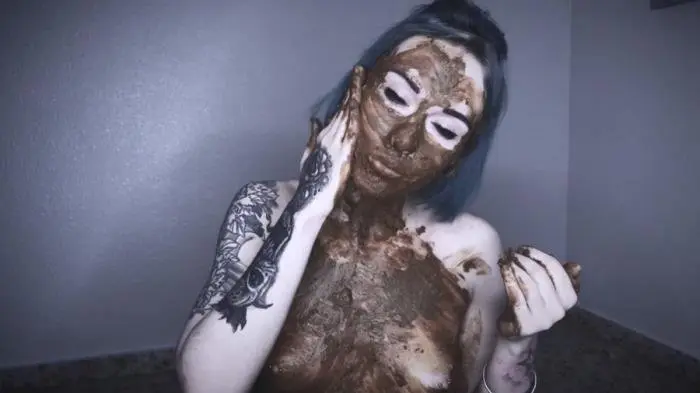 Really Dirty Girl with SHIT FullHD 1080p (DirtyBetty /  2018) 484 MB ScatVip.com