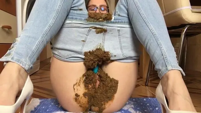Monster Shit in Light Blue Jeans HD 720p (EllaGilbert /  2018) 337 MB