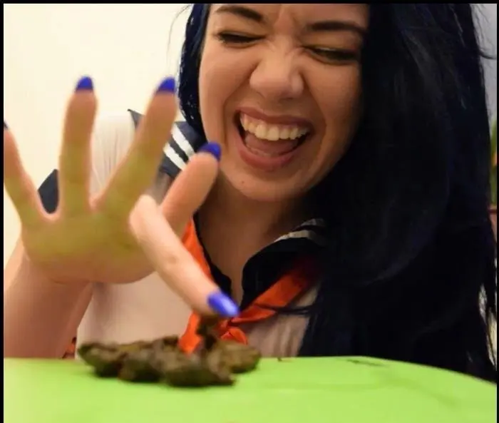 Schoolgirl Shitter FullHD 1080p (PrincessPuckie /  2018) 388 MB