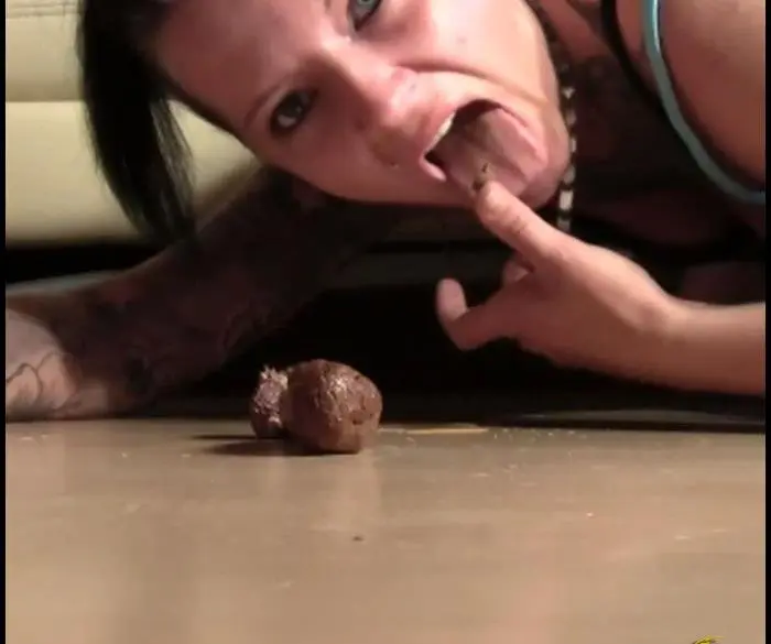 Girl self filmed close-up shitting FullHD 1080p (ScatGiorgia /  2018) 296 MB ScatVip.com