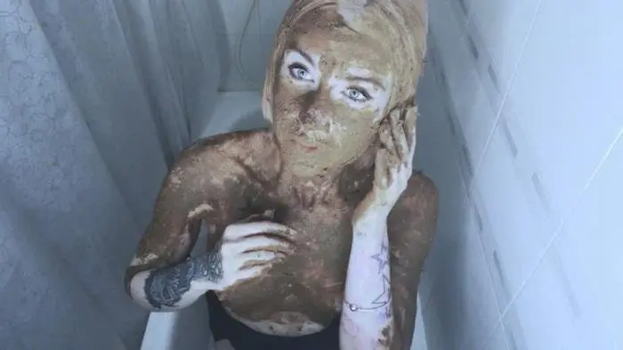 AMAZING Scat Play Full Smearing and Sucking HD 720p (DirtyBetty /  2018) 597 MB