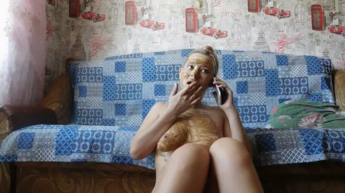 Shit and talking on the phone FullHD 1080p (KatyaKASS /  2018) 1.40 GB ScatVip.com