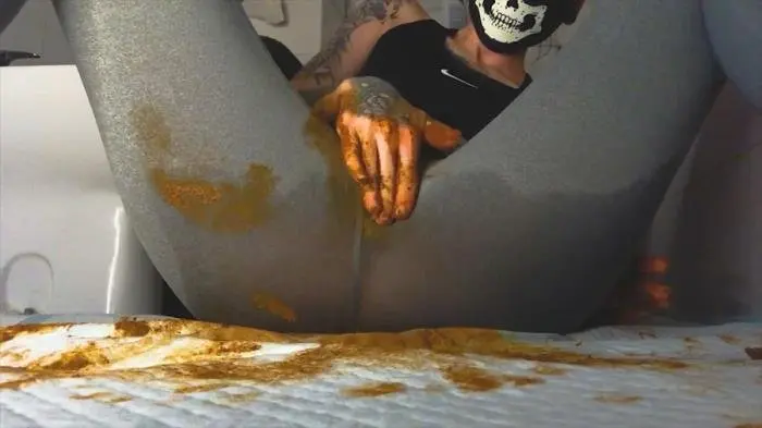 Eat poop from my feet, bitch FullHD 1080p (DirtyBetty /  2018) 745 MB ScatVip.com