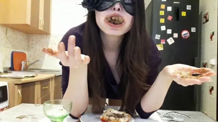 I eat hot dog with shit FullHD 1080p (ScatLina /  2018) 982 MB ScatVip.com