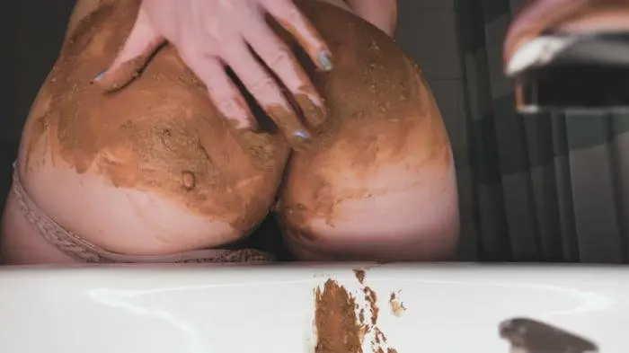 Crazy baby play with her own poo FullHD 1080p (DirtyBetty /  2019) 709 MB ScatVip.com