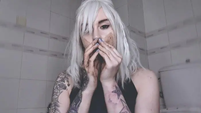 OMG! What shees doing? POOP? FullHD 1080p (DirtyBetty /  2019) 2.02 GB