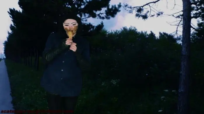 Shit eating right on the street HD 720p ( /  2019) 1008 MB