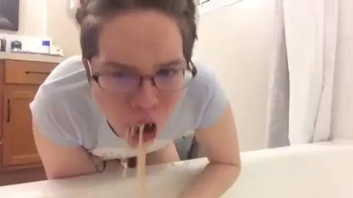 Little Gwen and the Doggy FullHD 1080p (GwenyT /  2020) 694 MB ScatVip.com