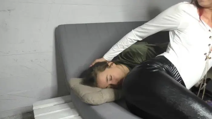 Sarah tortures Angie! FullHD 1080p (HotDirtyIvone /  2020) 197 MB