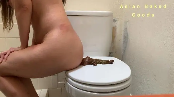 Shit side ways on the toilet seat FullHD 1080p (Marinayam19 /  2021) 422 MB ScatVip.com