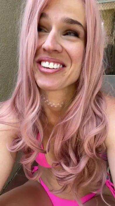 The famous shitting stripper UltraHD 2K (VibeWithMolly /  2021) 755 MB