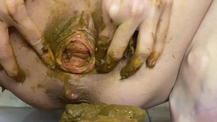 Pooping big shit and stuffing it inside FullHD 1080p (p00girl /  2022) 1.08 GB ScatVip.com