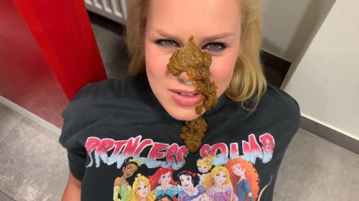 He shits me in the face Devil Sophie - Public brazen shit in the burger car in front of the burger shop! FullHD 1080p (Devil Sophie /  2022) 402 MB