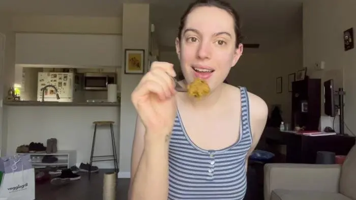 Girlfriend Makes and Feeds You Breakfast FullHD 1080p (Brooklynbb13 /  2022) 556 MB ScatVip.com