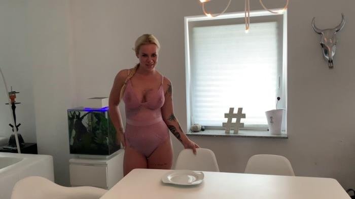 Breakfast is ready - I come kack and piss your plate full with Devil Sophie UltraHD 4K (SteffiBlond /  2022) 486 MB