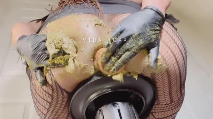 Huge Shit with Smearing and Anal Penetration FullHD 1080p (VidaFoxx /  2022) 778 MB