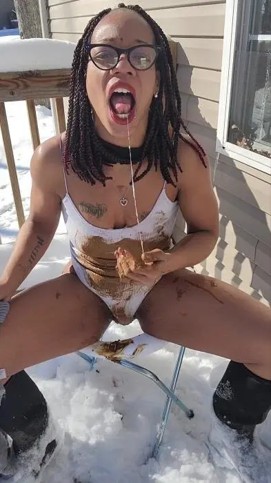 Uni”Ella outside poop smear UltraHD 2K (UniQueen21 /  2023) 525 MB