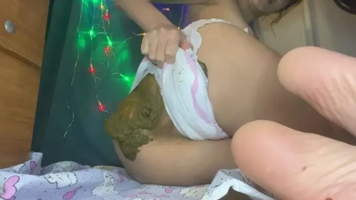 Poop in a diaper FullHD 1080p (p00girl /  2023) 826 MB