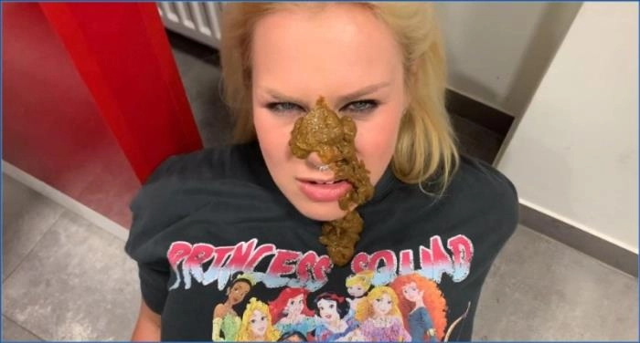 Öffentlich in der Bank! Er kackt mir ins Gesicht - Teufel Sophie, SteffiBlond in heißer Scat- und Pissing-Action aus Deutschland in FullHD 1080p.
