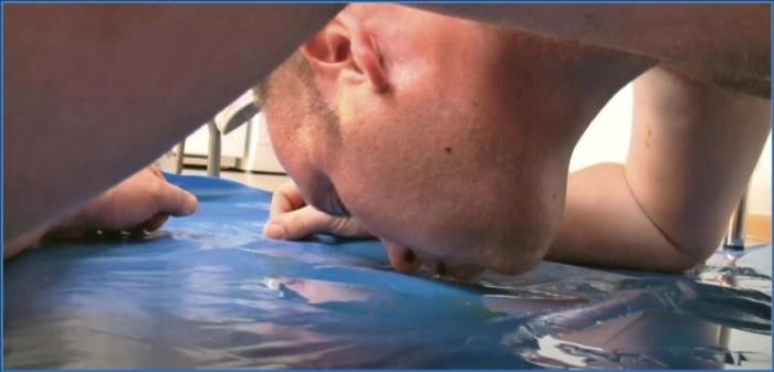 Lady Atropa und Lady Amy zwingen ihren Toilettensklaven zur ultimativen Erniedrigung: Scat, Piss und Erbrochenes in HD 720p!