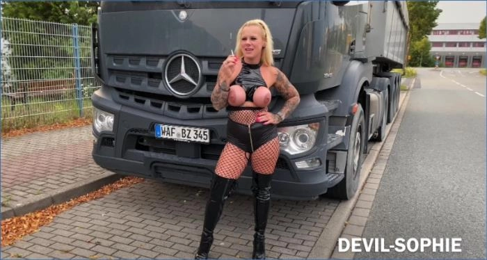 Pissgöttin Devil Sophie zwingt dich zum Schlucken – UltraHD 4K!