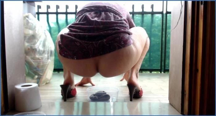 Moana Voglia Cacca e Peto sul Balcone 1 HD 720p