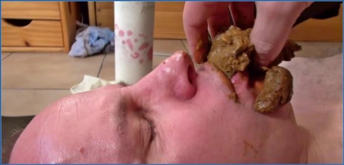 Download Hart und intensiv: Lady Amy und Lady Atropa zwingen ihren Toilettensklaven in ein ekelhaftes Spiel aus Scat und Piss! ScatVip.com