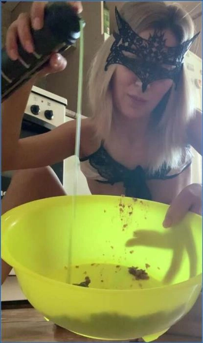 Mistress Lily Kaviar-Action in der Küche FullHD 1080p – ScatVip poster