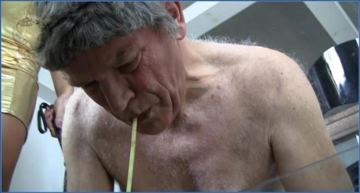 Toilettensklave wird gefüttert – Kaviar Video mit Lena Paul, Dreier-Action aus Deutschland in HD 720p. Jetzt herunterladen oder streamen! – ScatVip poster