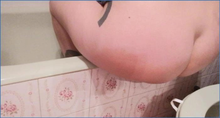 Download Téléchargement ou streaming maintenant: Badkitty en action solo et pet sur les toilettes et dans la baignoire 1080p FullHD ScatVip.com