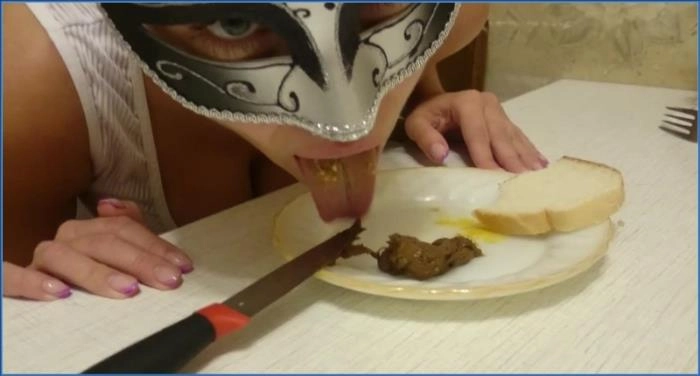 Natalya in heißer Aktion - Braune Ehefrau isst Brot HD 720p