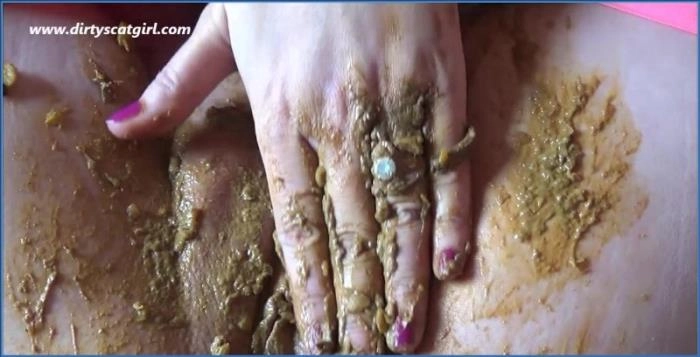 Download Mokrá hravá MILFka Victoria šíleně roztírá své horké scat menu na HD 720p! ScatVip.com