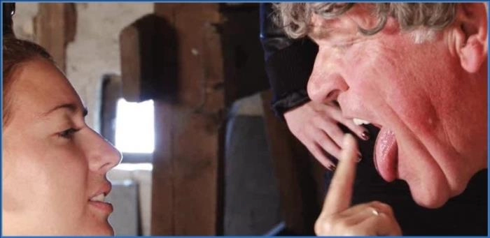 Scatmeal für eine Person P1 - Lady Amy und Lady Atropa in heißer, rauchender Aktion aus Deutschland. Jetzt SiteRip-Porno herunterladen oder streamen!