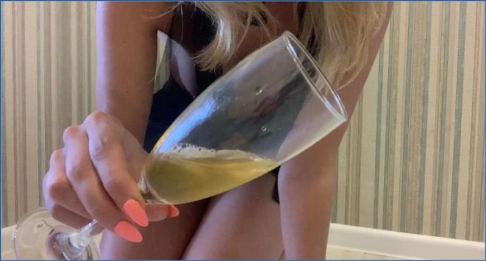 Lustvolle Liebesgrüße aus der Scheißhölle: Mistress Lily packt die Dildos aus! FullHD 1080p – ScatVip poster