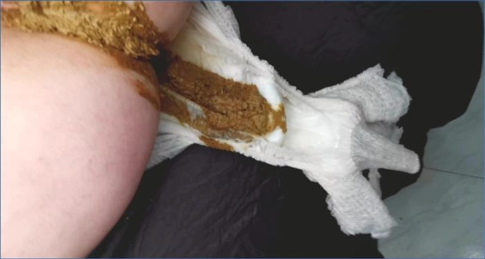 Betty bei schmutzigen Windeln und Dildo-Spaß in UltraHD 4K