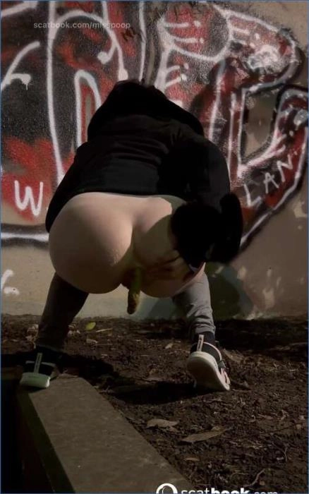 Scat & Kaviar Extravaganza: Lass dich von Miss Poops intensiven Analspielen in UltraHD 4K verführen