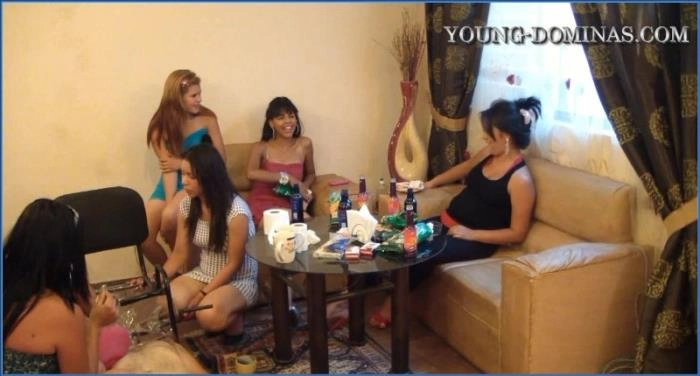 Download Silla Nueva sobre Inodoro - Esclavo Parte 2 SC HD 720p con Young-Dominas en acción BTS ScatVip.com