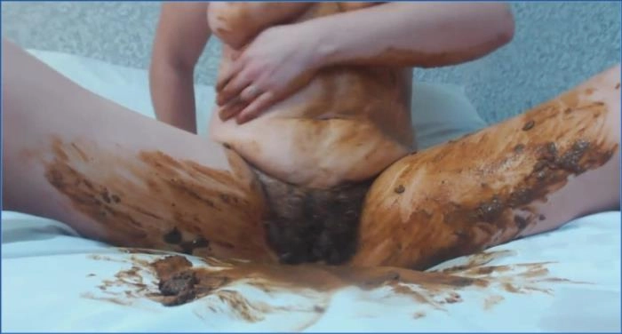 Verrücktes Spiel mit Dreck im Bett – Heiße Aktion mit Barbara beim Pinkeln und Masturbieren in FullHD 1080p. – ScatVip poster