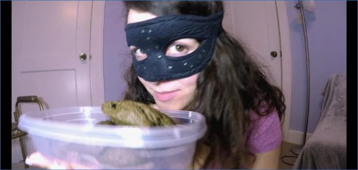 Blonde Goddess - Pissing and Smearing Fun in UltraHD 4K