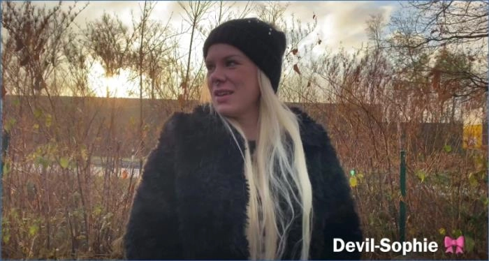 Teufel Sophie, SteffiBlond - Scheißerei im McDonalds Parkplatz UltraHD 4K – ScatVip poster