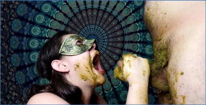 LatinaScatWife humilha escravo com chuva dourada e face-sitting sujo em FullHD 1080p – ScatVip poster