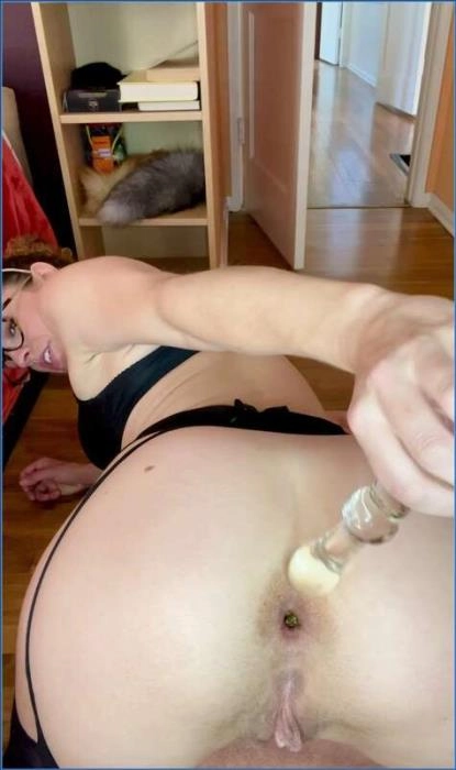 Romanian Mistress Pushes Poop Back In With Toys FullHD 1080p – ScatVip poster