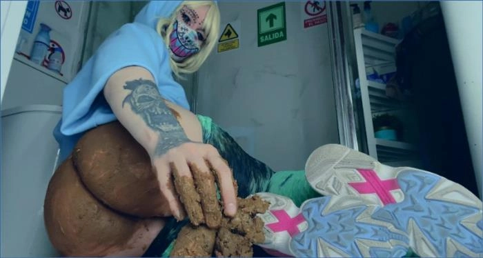 Betty in intensiver Masturbation und Dildo-Action – Her Triple Pooping in UltraHD 4K – ScatVip poster