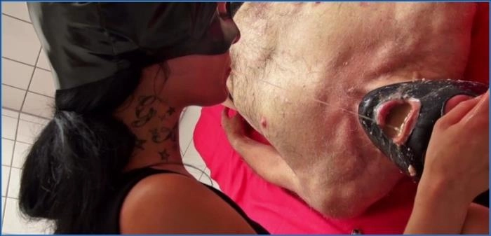 Lady Amy und Lady Atropa - Kot essen HD 720p – ScatVip poster