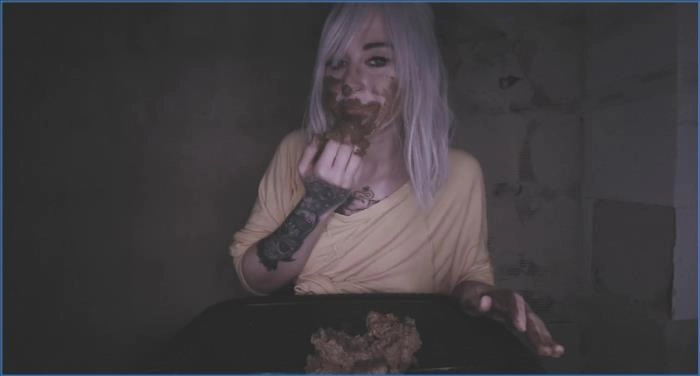 Diese Ghoul taucht in ihren stinkenden Mist! FullHD 1080p Vintage Mistress – ScatVip poster