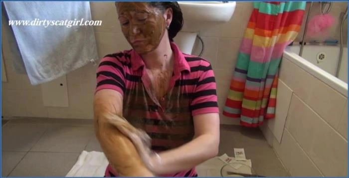 Barvení vlasů - Dirtyscatgirl alias Victoria v žhavé akci zralé MILF z České republiky - Stáhněte nebo streamujte HD 720p porno nyní! – ScatVip poster