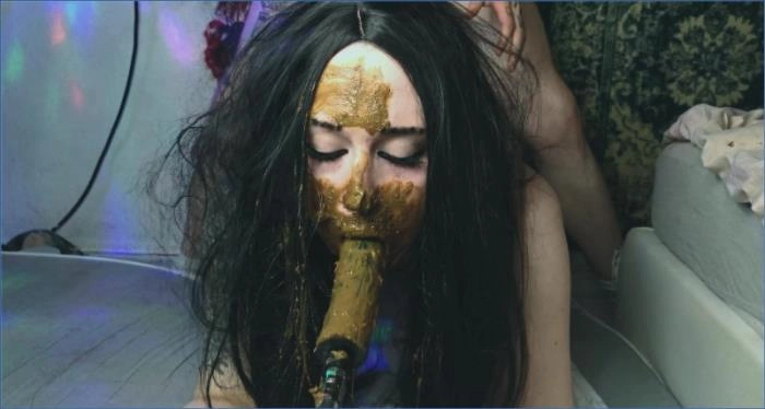 Zwei schmutzige Knochen gegen Scat Girl - Dirty Betty in heißer Masturbation, Dildo-Action. UltraHD 4K Porno jetzt herunterladen oder streamen! – ScatVip poster