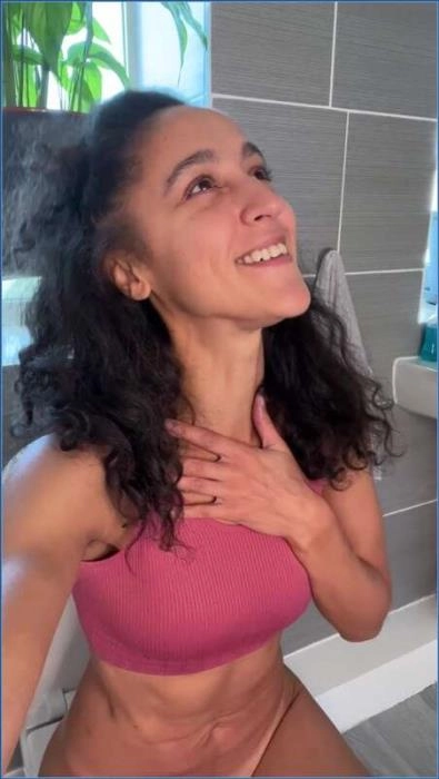 Ella Dearest's FullHD Scat Feast: Femdom, Farting and Messy Foodplay Extravaganza