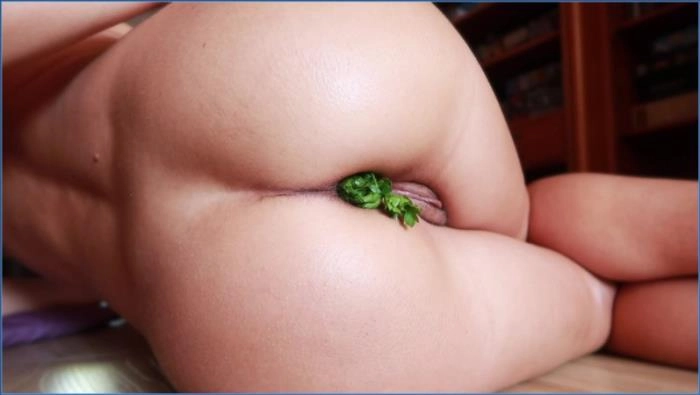 Sabrina Dacos präsentiert: Ein kleiner grüner Akzent — Kaviar und Prolapse. FullHD 1080p